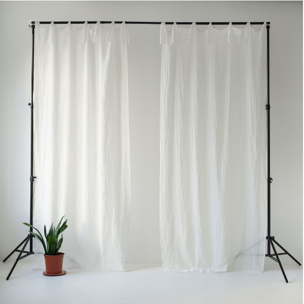 Set me 2 perde lino të bardha “Optical White” me lidhëse në pjesën e sipërme për ditën